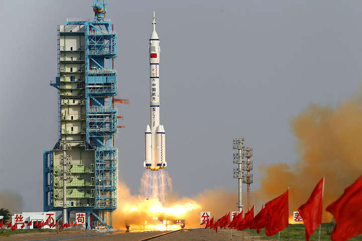 Китай вперше запустив корабель з космонавтами до своєї орбітальної станції