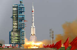 Китай вперше запустив корабель з космонавтами до своєї орбітальної станції