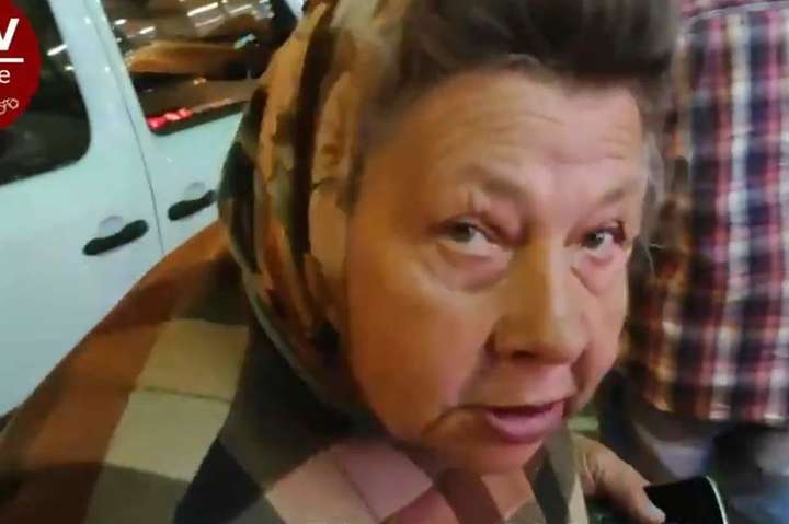 У Києві викрили шахрайку-«жебрачку», яка їздить на таксі з магазину (відео)