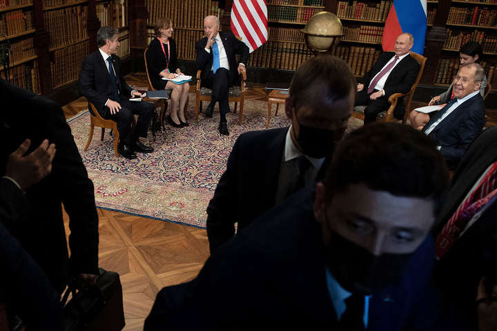 Репортери влаштували «хаотичну сутичку» на зустрічі Байдена і Путіна