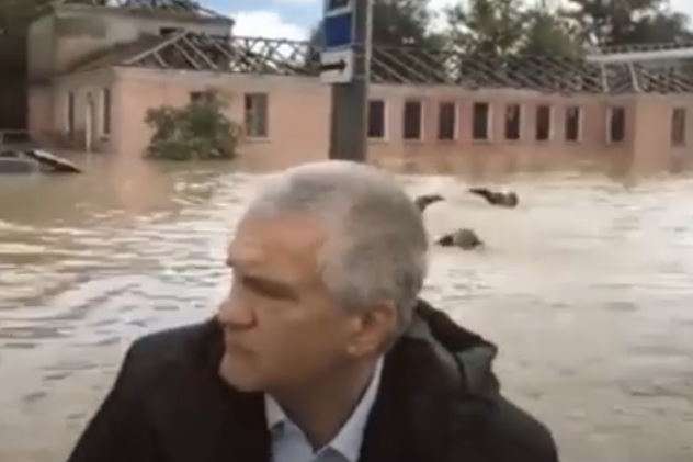 У затопленому Криму за Аксьоновим по калюжах пливли рятувальники (відео)