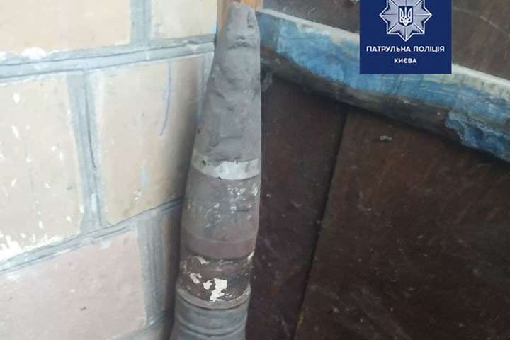 У захаращеній мотлохом квартирі киянина знайшли снаряд (фото)