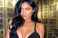 Самая молодая миллиардерша показала, как ее «вшили» в облегающий наряд (фото)