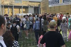 Біля Центру вакцинації натовп людей