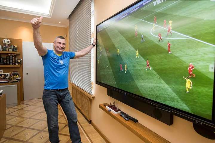 Кличко на робочому місці емоційно вболіває за збірну Україну (фото)