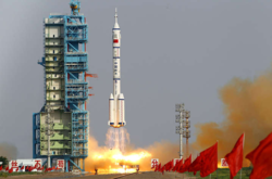 Китай впервые запустил корабль с космонавтами к своей орбитальной станции