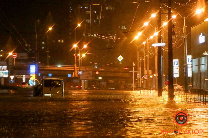 Дніпро за ніч затопило через сильну зливу, машини плавають по місту (фото)