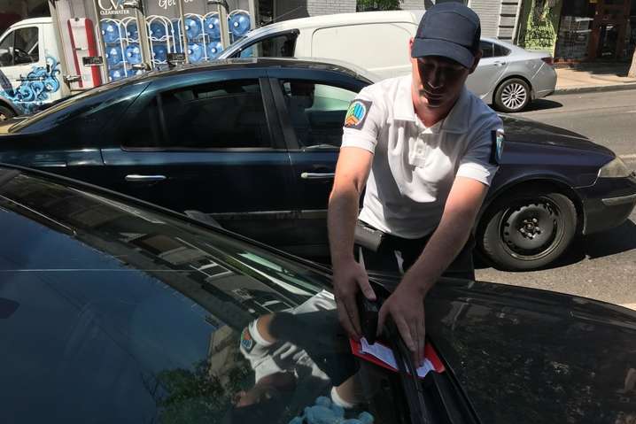 У Києві оголошено набір інспекторів із паркування: умови праці, вимоги