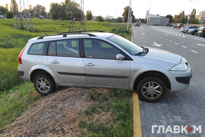 В Києві автівка «втекла» від водія та опинилася в кюветі (фото)