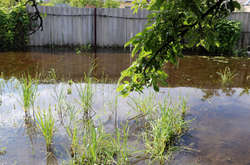 Рятувальники продовжують працювати, аби врятувати підтоплені будинки