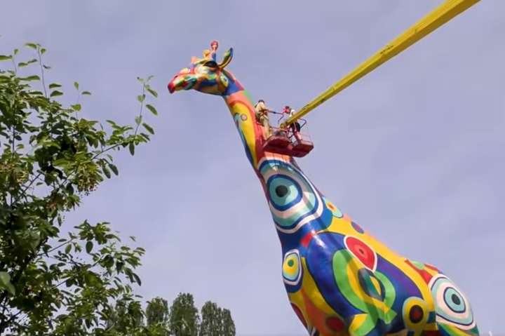 Гігантський жираф на вході до київського зоопарку пройшов «техобслуговування» (відео)