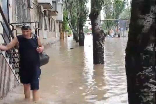 Люди плавают по улицам, затопленные авто: в Крыму – режим чрезвычайной ситуации (видео)