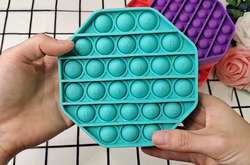 Что такое поп-ит, симпл-димпл, сквиш и как с ними играть (видео)