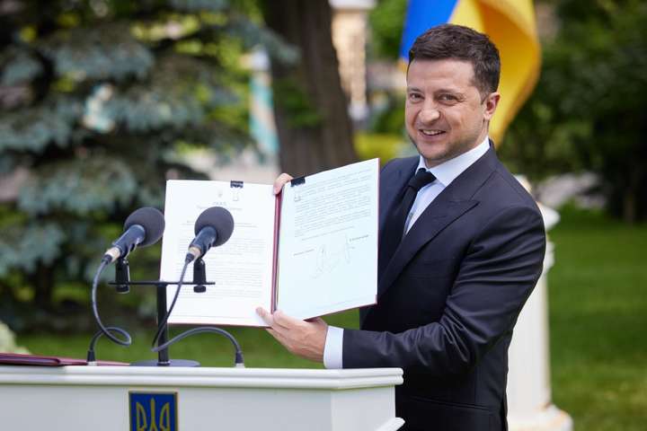 Зеленський підписав указ про збільшення мінімальних зарплат медиків