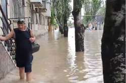 Люди плавають вулицями, затоплені авто: у Криму – режим надзвичайної ситуації (відео)