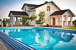 За містом можна винайняти будинок з басейном