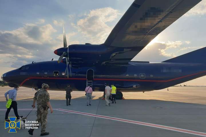 У «Борисполі» СБУ блокувала нелегальний вивіз авіаційних товарів (фото, відео)