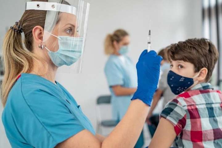 МОЗ України готується до Covid-вакцинації підлітків 