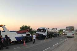 Рух на трасі Київ-Чоп частково відновили після ДТП з цистерною