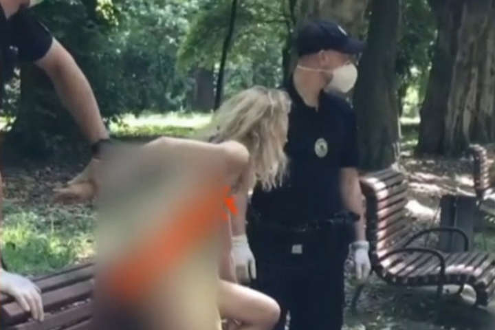 У львівському парку гола жінка нападала на дівчат (відео)