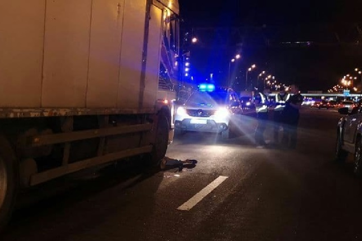 Жахливе ДТП: у Києві вантажівка роздавила подружню пару (відео)
