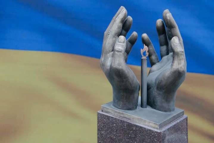 У Києві відкрили пам’ятник померлим від коронавірусу медикам