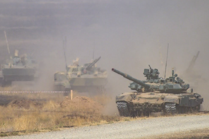 Російські терористи розташували танки в окупованому селищі на Донбасі