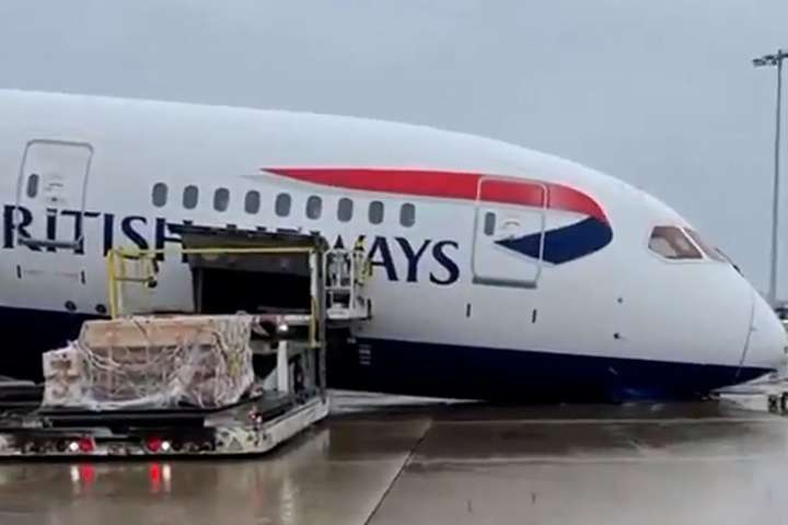 Літак, який прилетів з Москви, звалився носом в аеропорту Лондона (відео)