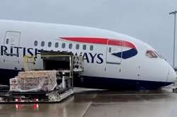 Літак, який прилетів з Москви, звалився носом в аеропорту Лондона (відео)