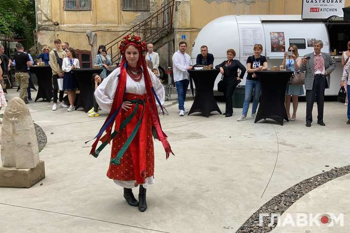 Майстри з України провели у Кишиневі показ українського національного одягу (фото, відео)