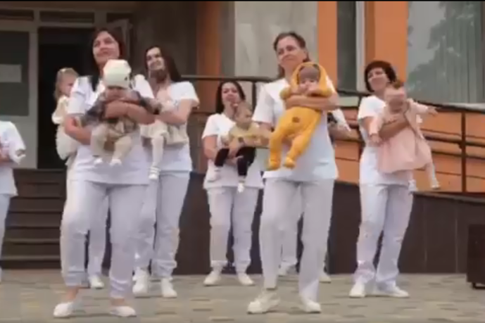 Танець з малюками на руках: чернівецькі медики запиласи зворушливе відео