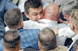  Представник ОПЗЖ Ілля Кива та «слуга» Микола Тищенко чубилися і тягали один одного. Їх намагалися розборонити інші депутати. 