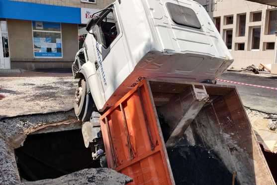 Вантажівка провалилася під асфальт на одній із площ Житомира (фото, відео)