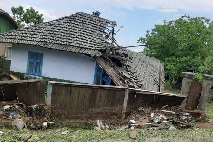 Завалені хати, залиті подвір’я та потоплені кури: дощі наробили лиха на Буковині