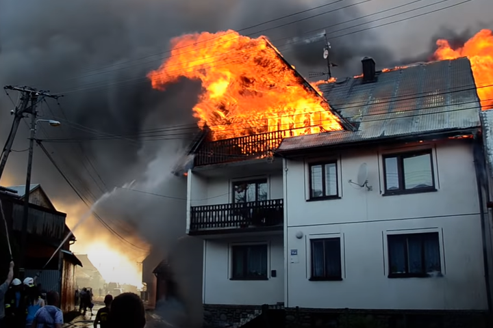 У Польщі сталася масштабна пожежа в одному з селищ (відео)