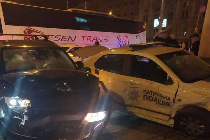У Львові позашляховик протаранив автомобіль поліції, який вилетів на пішоходів 