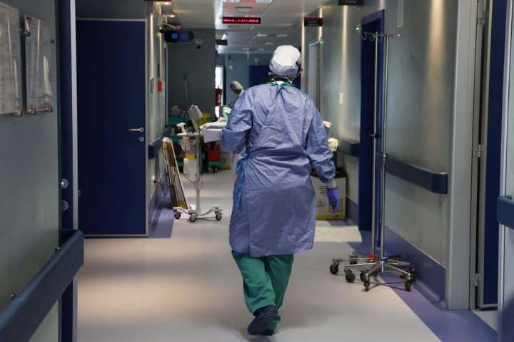 В Італії невакцинованих медиків почали відсторонювати від роботи