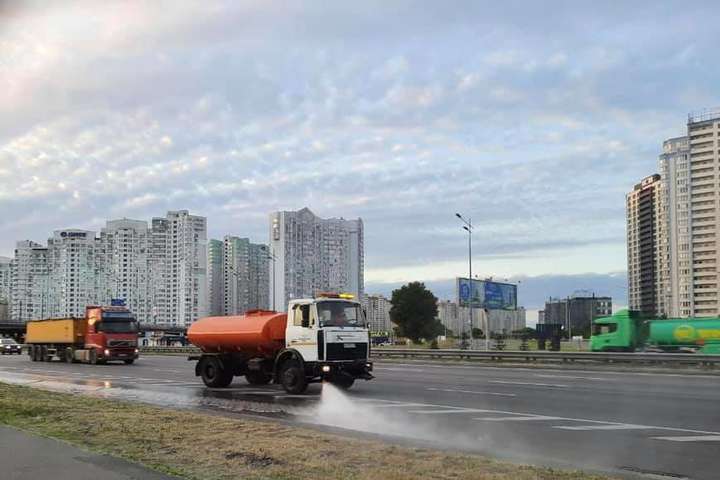 Спека в Києві. Вулиці міста посилено поливають, а фурам заборонено в’їзд (фото)