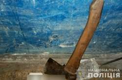  Речовий доказ – сокиру – з місця події поліцейські вилучили 