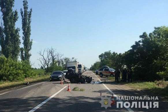 Поблизу Миколаєва зіткнулися чотири авто. Є загиблі, серед травмованих – діти