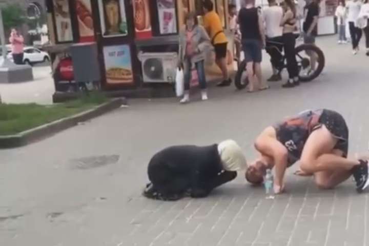 У центрі Києва перехожі викрили вусату «жебрачку» (відео)