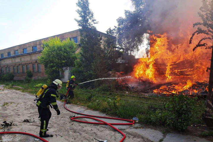 Велика пожежа на Святошині: район затягло димом (фото)