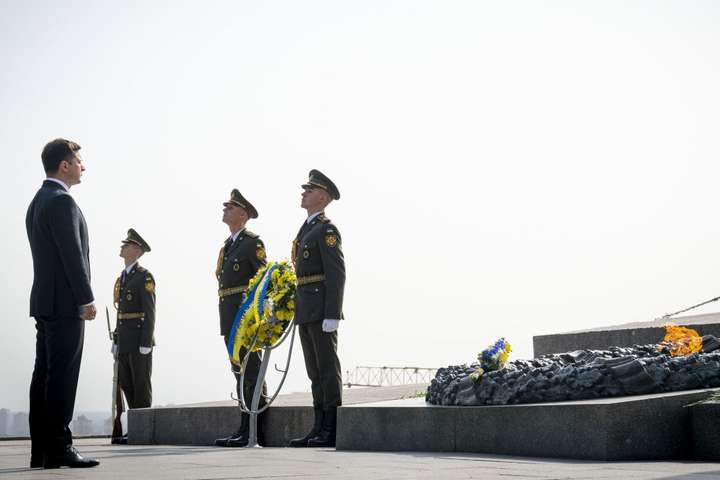 Зеленський ушанував пам'ять жертв війни (фото)