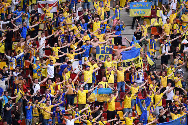 Уболівальників не пустили на матч збірної з написом на прапорі «Крим – це Україна»
