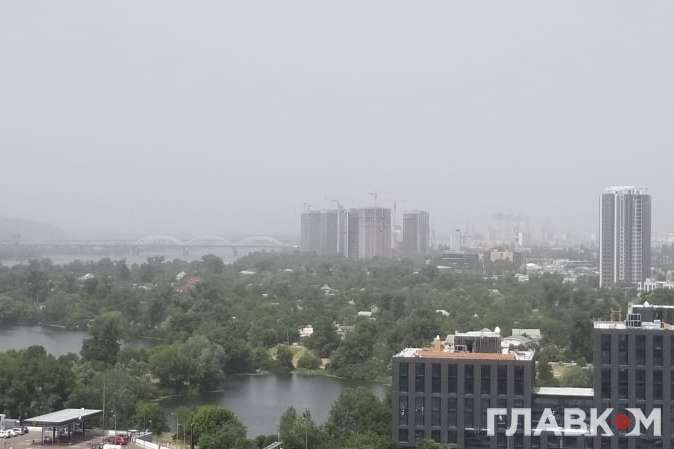 Навіть сонця не видно: густий смог накрив Київ (фоторепортаж)