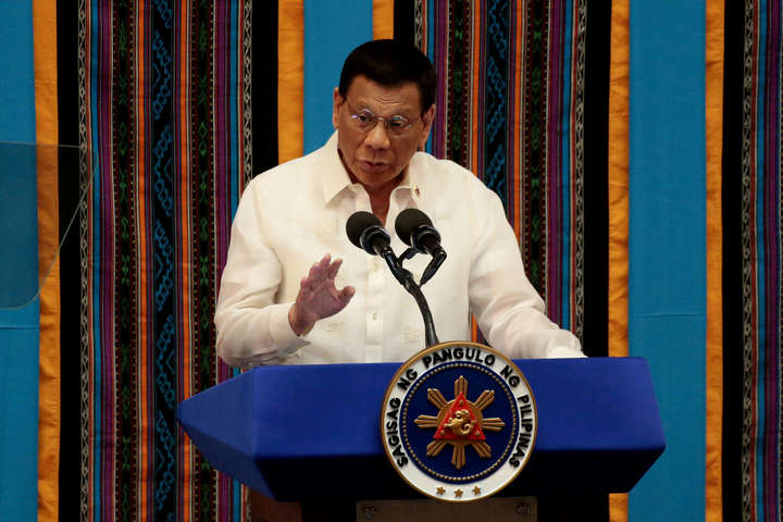 Президент Філіппін пригрозив громадянам в'язницею за відмову від вакцинації