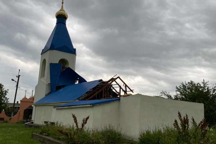 На Одещині смерч зірвав купол і дах храму (фото)