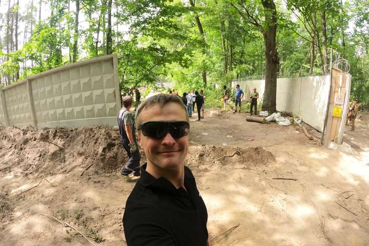 Комунальники зносять паркан на скандальному будівництві серед лісу в Пущі-Водиці