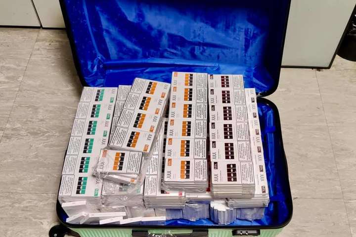 У «Борисполі» митники вилучили валізу картриджів для електронних сигарет (фото)