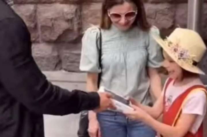 З'явилося відео, як український блогер «кинув» маленьку дівчинку на iPhone